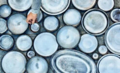 Serax Pure Bord L ø 27,5 Cm Keramiek Blue Glazed -Servieswinkel pure 2020 1 990x600 19